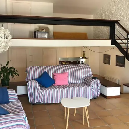 Roques - Casa En Primera Linea De Mar En *