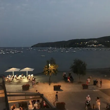Roques - Casa En Primera Línea De Mar En